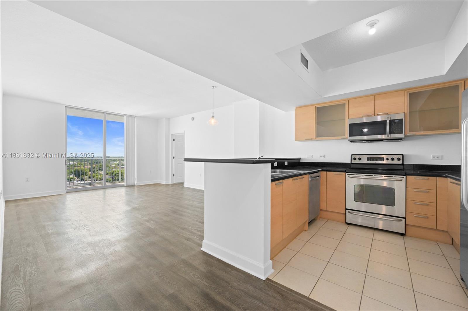 HOLLYWOOD STATION RES CON - Residential Lease