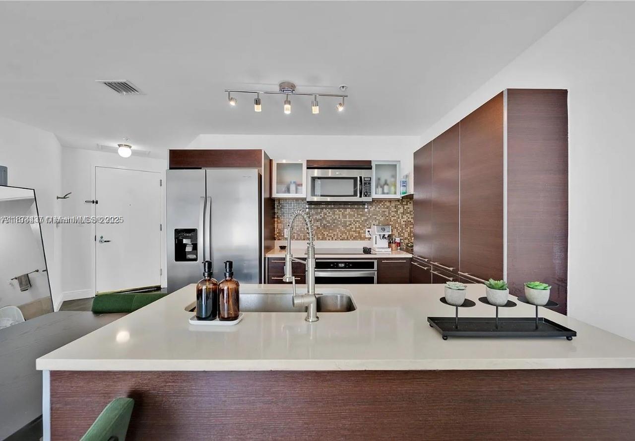 LUXURY LIVING IN THE HEART OF MIAMI!
Beautiful 1 bed, 1.5 bath condo in the exclusive Quantum on the Bay, just steps from Margaret Pace Park. Features include an Italian-style kitchen with stainless steel appliances, sleek laminate floors, walk-in closet, spacious balcony, and impact windows. Comes with 1 parking space and storage.
Enjoy 5-star amenities: two resort-style pools, state-of-the-art fitness center, sauna, movie theatre, residents? lounge, 24-hour concierge, security and valet. On-site conveniences include a grocery store and hair salon.
Right across the street, you?ll find tennis & basketball courts, jogging paths, and a dog park. Centrally located?only 15 minutes to Miami Beach, Brickell, Downtown, Design District, Wynwood, restaurants, supermarkets & Miami Int'l Airport.