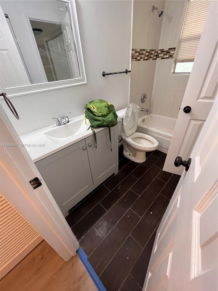 LAKEWOOD ON THE GREEN CON - Residential Lease