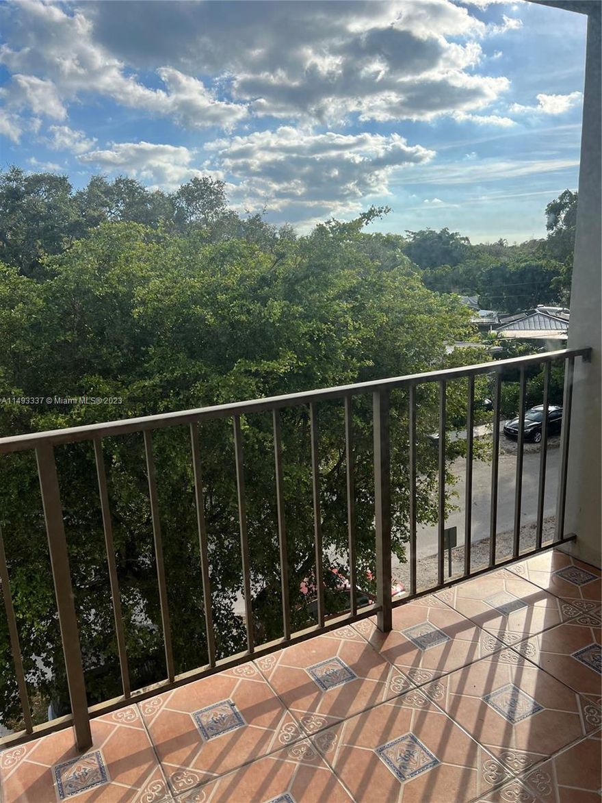 Great 1/1 apartment with nice balcony. Close the Biscayne Blvd and I95.