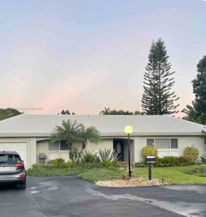 Lovely fully detached villa in Palm Aire's best neighborhood. located on a quiet street at the end of a cul de sac. 
 Walk to golf, tennis, basketball, kids playground, 2 community pools. The home is fully equipped and can come furnished or unfurnished, large scale 3 bedroom, 3 bathroom home with fully equipped kitchen.  Extra large Living room/great room with a formal dining room and lovely Florida room overlooking a scenic yard.  Harwood flooring in all living areas and ceramic tile in the bedrooms. All impact windows and sliders except for from door, kitchen door and Florida room. paver patio overlooking beautiful landscaped garden.