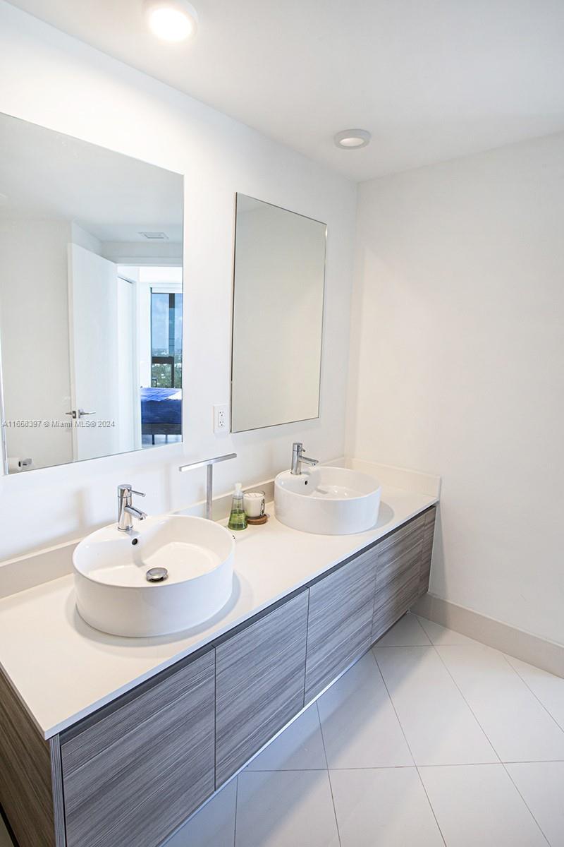 3401 MIDTOWN CONDO - Residential Lease
