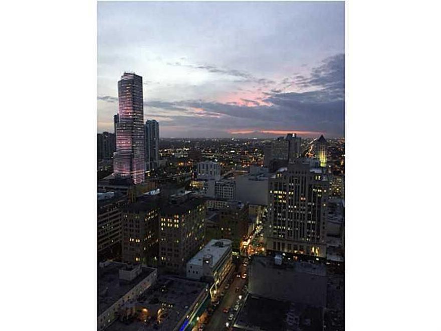 NICE 1 BED/1BATH + DEN WITH GREATT VIEW OF DOWNTOWN MIAMI.  CLOSE TO BISCAYNE MARKET PLACE, PERFORMING ARTS CENTER AND AMERICAN AIRLINES ARENA