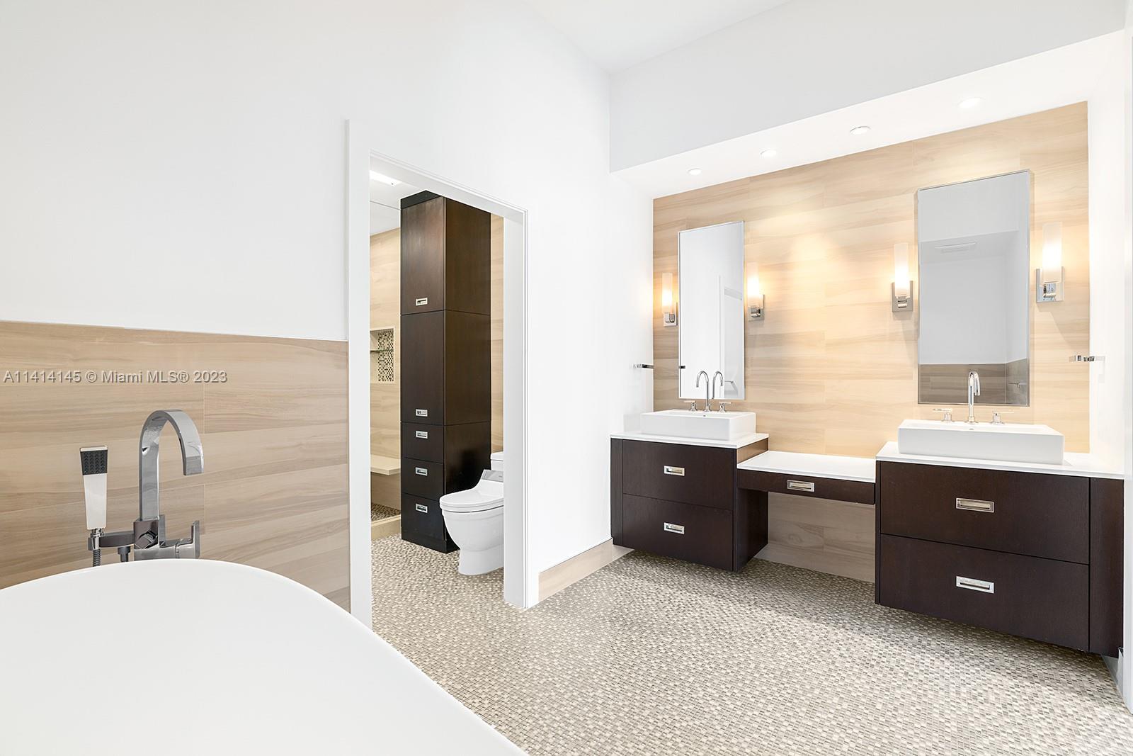 CONTINUUM ON SOUTH BEACH - Residential