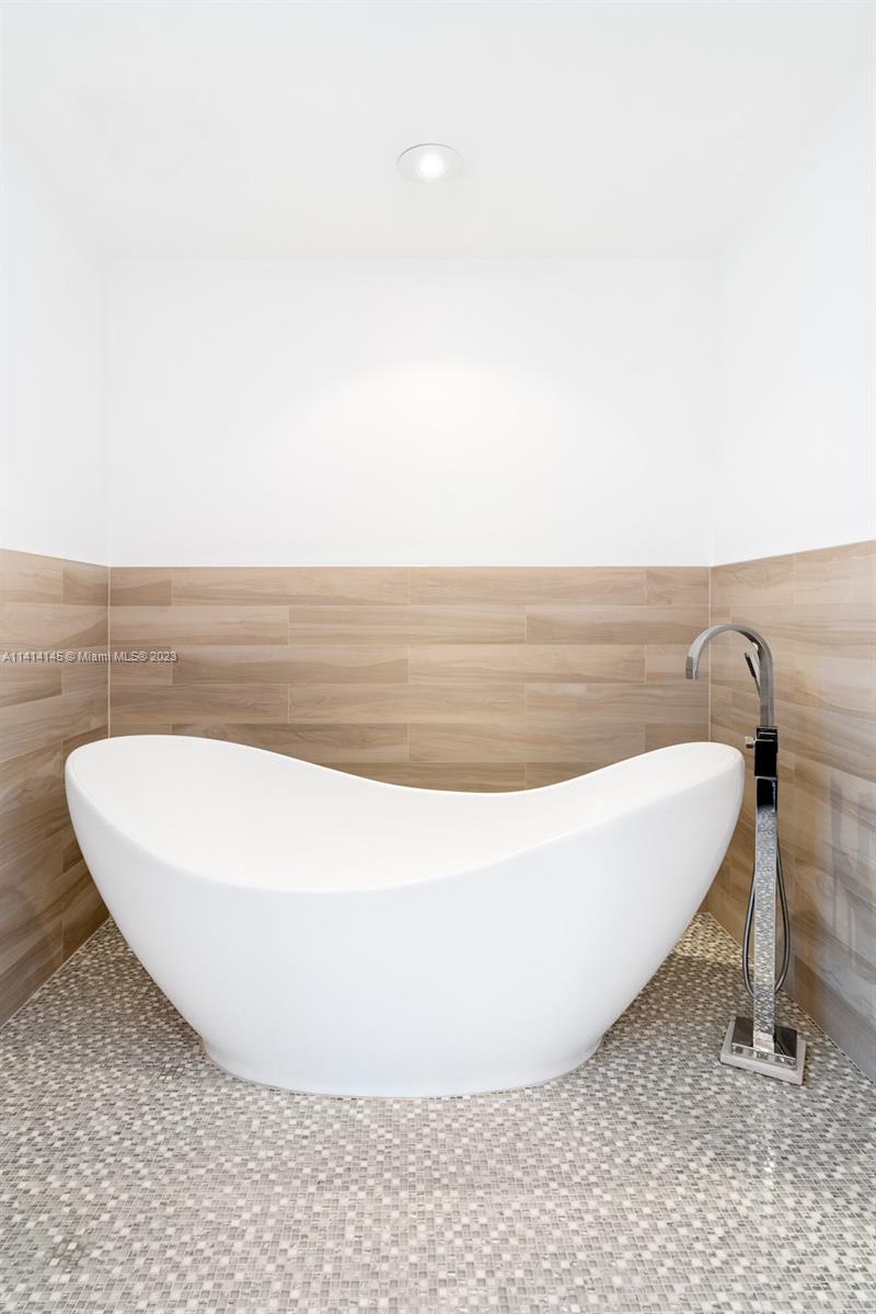 CONTINUUM ON SOUTH BEACH - Residential