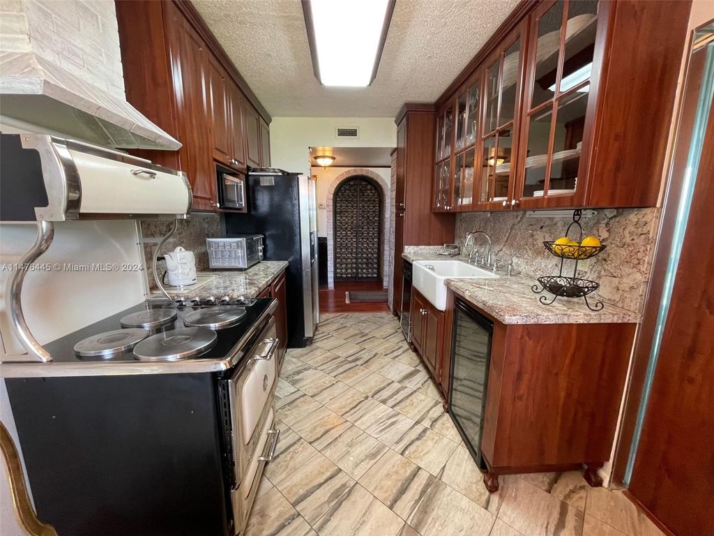 Photo of 3800 Hillcrest Dr #1001, Hollywood, FL 33021 (MLS # A11476445)