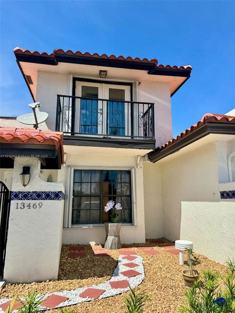 Photo of 13469 Fountain View Blvd, Wellington, FL 33414 (MLS # A11912952)