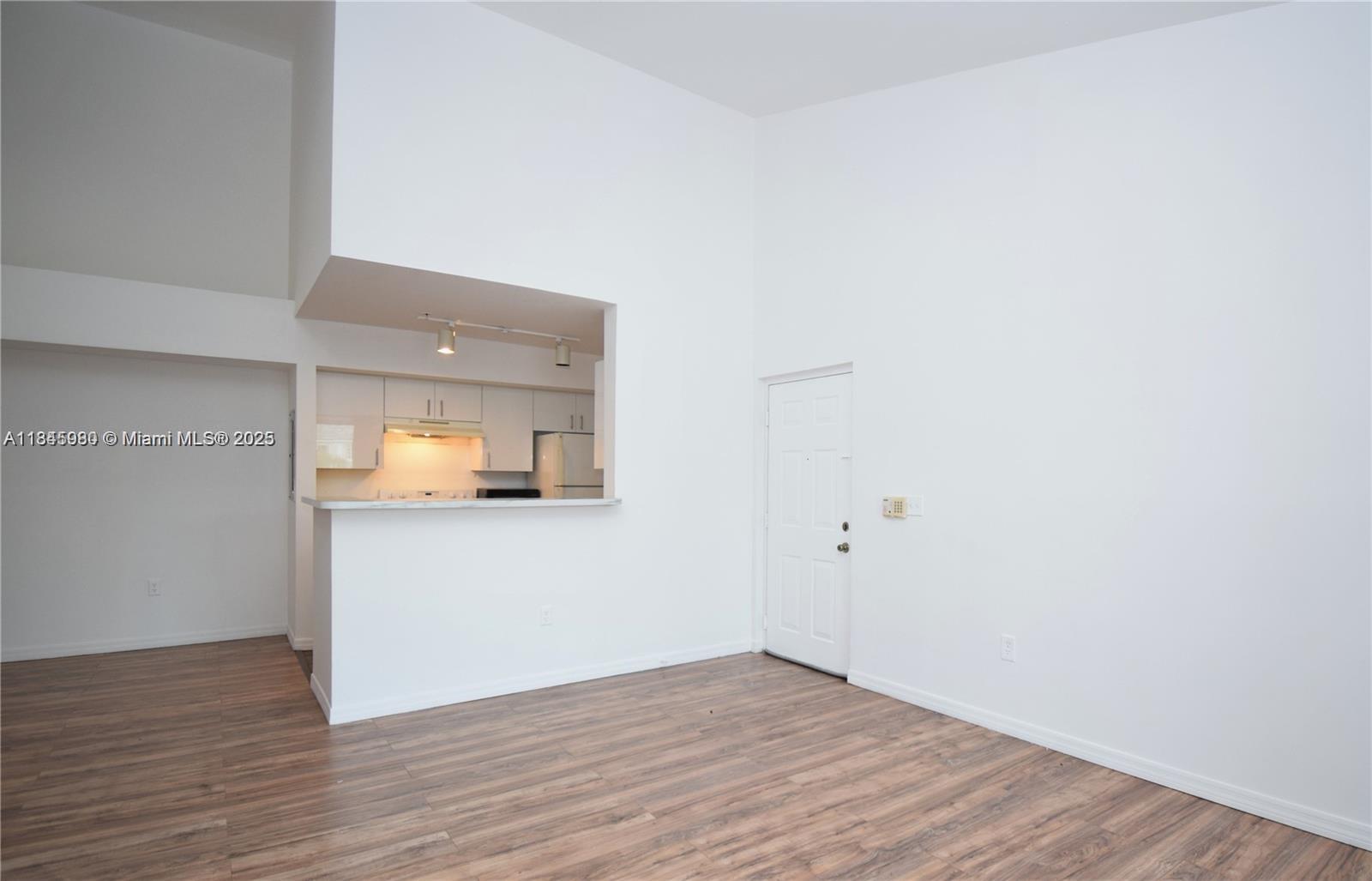 Beautiful 1bed/1bath apartment in the heart of Pembroke Pines. This unit has new kitchen cabinets and laminated
floor. Walk-in closet in master bedroom, washer and dryer. Excellent location. Walking distance from shops, restaurants and Pembroke Lakes Mall. Call Listing agent for more information.