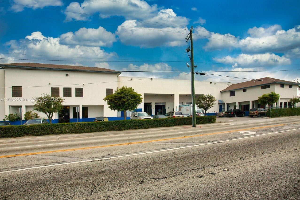Formerly the Gilda Crackers manufacturing facility, this versatile, vacant industrial property offers 63,570 sq ft of space on a 2.1-acre lot. With 640 feet of frontage on W 4th Ave, it ensures high visibility and easy access. Features include 22-foot ceilings, 4,000 sq ft of air-conditioned office space, 15 dock-high loading doors, full sprinkler system, and 3-phase electric. Zoned M-3 for various industrial uses. Ideal for owner-users or investors seeking a prime industrial asset in a strategic location. Close to major highways and transportation links, facilitating distribution and logistics operations. This property presents a unique chance to capitalize on its historical significance and future potential. The former list price $10.475M was the starting bid at auction, now postponed.