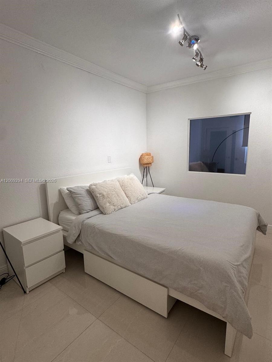 2301 Collins Ave 427