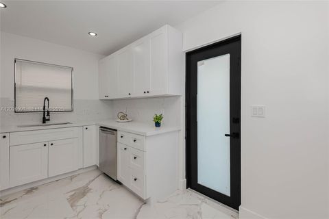 Tiny photo for 537 S 29th Ct, Hollywood, FL 33020 (MLS # A12026591)