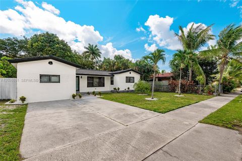 Tiny photo for 537 S 29th Ct, Hollywood, FL 33020 (MLS # A12026591)