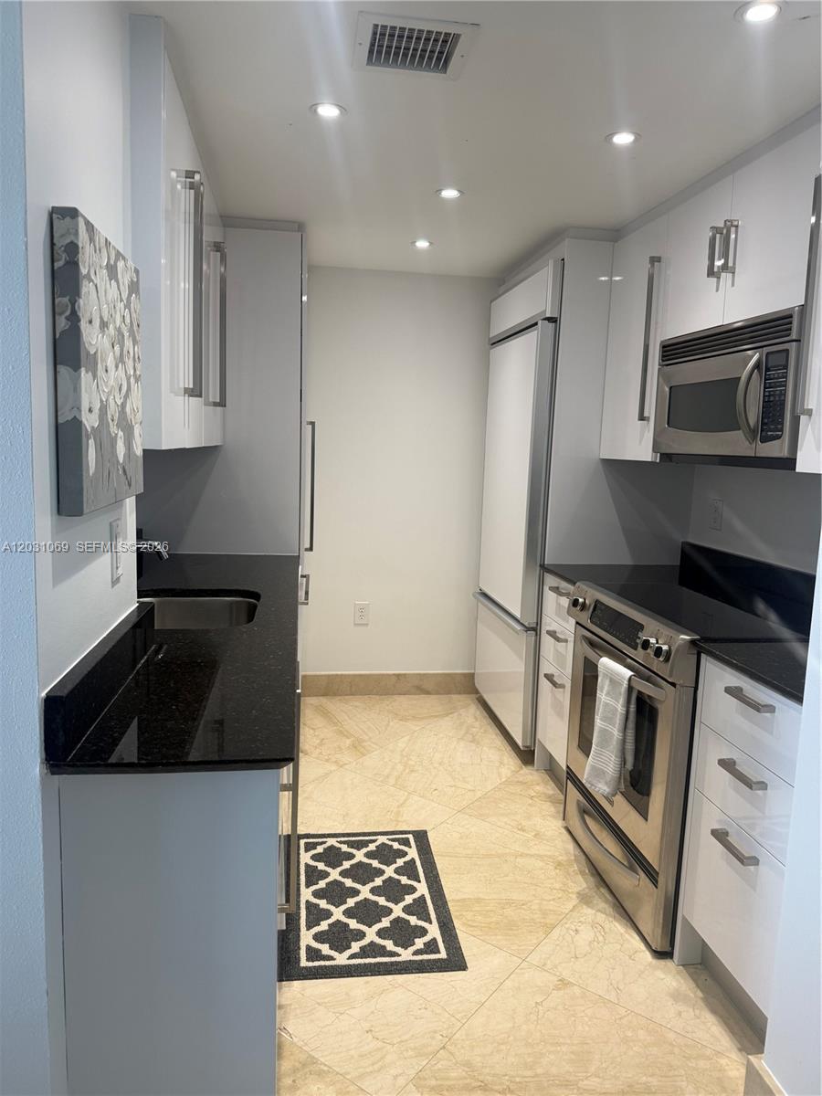 10275 Collins Ave 1221