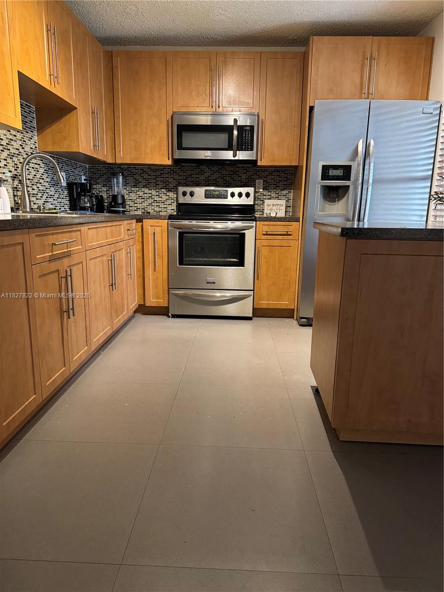 1226 N Hiatus Rd 1226