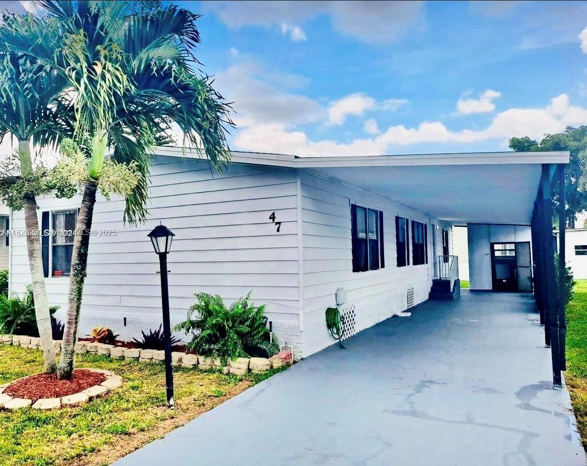 Beautiful 3-bedroom, 2-bathroom fully remodeled mobile home, located in an excellent area. Includes parking, spacious interiors, and access to plenty of amenities for comfortable and enjoyable living. Perfect to live in or as an investment—move-in ready.