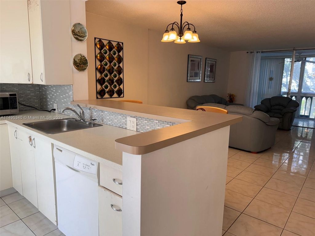 Photo of 900 NE 12th Ave #204, Hallandale Beach, FL 33009 (MLS # A11495340)