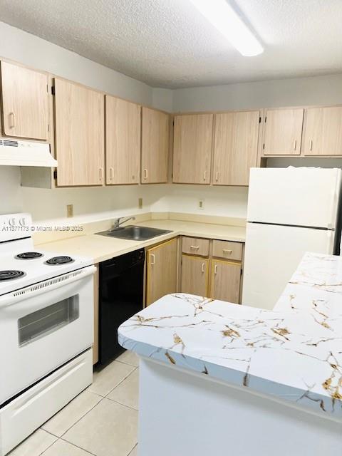 *1/1 ground floor Condo located in the Heart of Plantation
VERY IMPORTANT- REDUCED PRICE BECAUSE THE UNIT IS RENTING IN AN "AS IS" CONDITION WITH OLDER KITCHEN CABINETS.OWNER WILL NOT BE REPAIRING.
*close to shopping, Starbucks,winn dixie,publix,restaurants,sawgrass,highways
*Community amenities 2 pools,tennis court, bar b que grills in designated areas, fitness room
*Tenants are welcome to use the existing W/D in the laundry closet, but the owner does not maintain the cost throughout the lease.
* First & deposit only if approved by OWNER with 700+ credit score only. If not satisfactory applicants will pay first, last & deposit as stated on MLS
*Apartment is renting in an "AS IS" condition with existing appliances, paint, tiles, kitchen cabinets etc