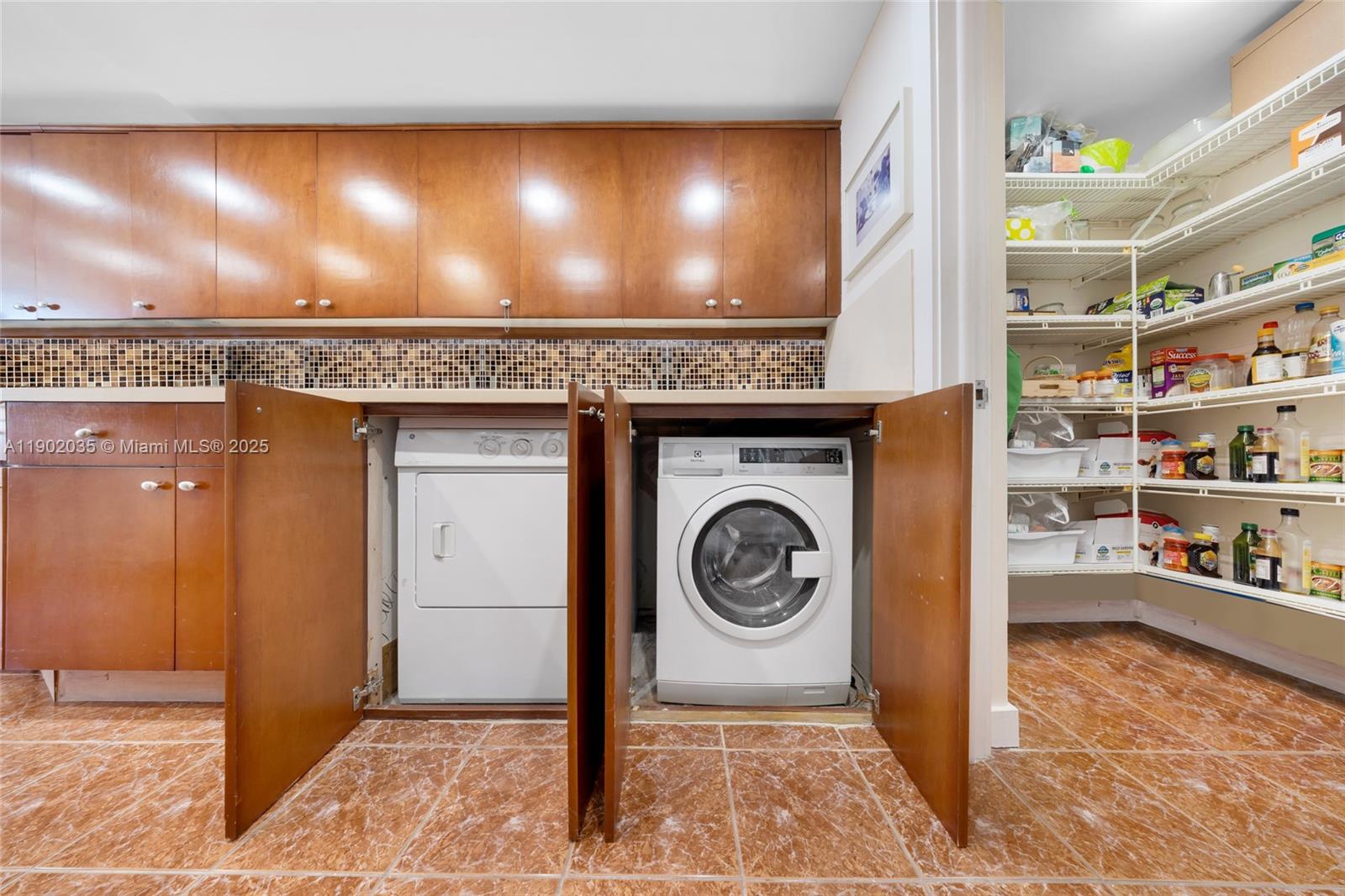 VILLA REGINA CONDO - Residential