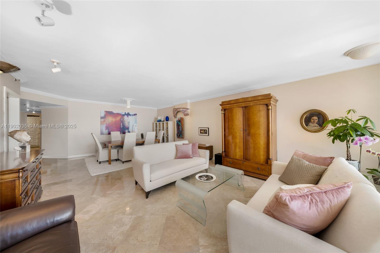 VILLA REGINA CONDO - Residential