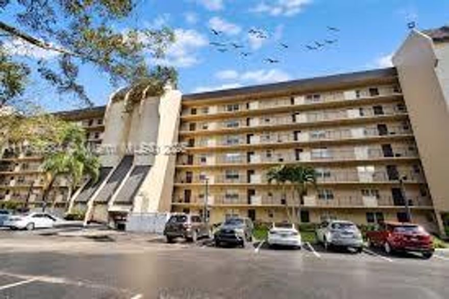 2/2 apartment  with beautiful view of the golf course , close to Nova University and 595 highway , this is a corner unit . New Kitchen and Bath , new beatiful  tile Floors