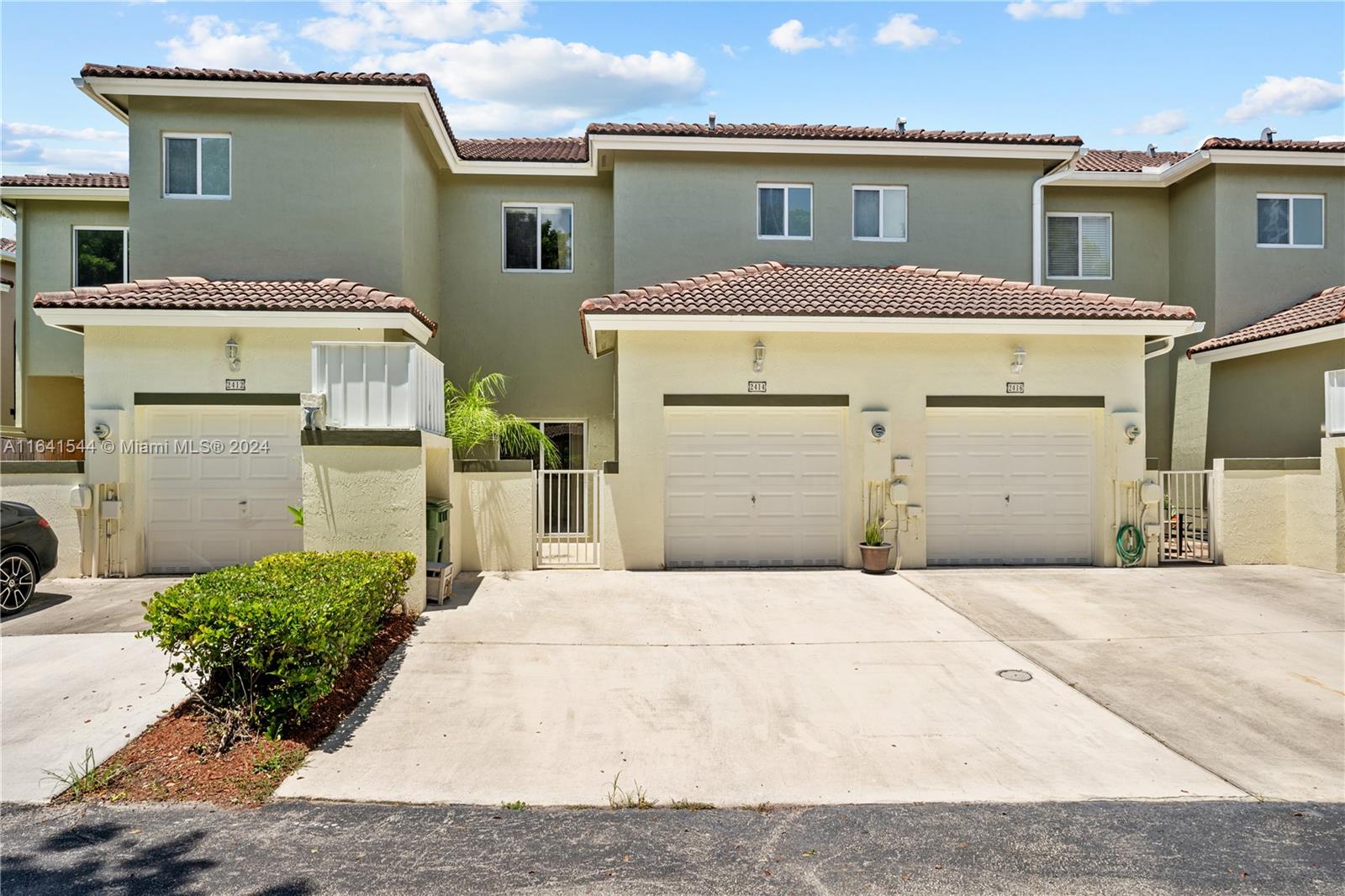 Discover the perfect townhouse for rent in the heart of Homestead, FL! This well-maintained and updated 2-bedroom, 2.5-bathroom townhouse offers a seamless blend of comfort and convenience. Featuring a covered garage and ample additional parking spaces, this home ensures hassle-free parking for you and your guests.
Situated in a community with abundant amenities, enjoy access to a refreshing pool, fitness center, playgrounds, and more. The prime, central location provides easy access to shopping, dining, entertainment, and major highways, making this townhouse an ideal choice for those seeking a vibrant and accessible lifestyle. *The 2nd bedroom that is currently painted purple can be changed to the new tenants preference, the unit will be cleaned prior to new tenants occupancy.*