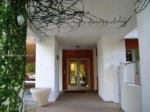 Just Came to the Market, Beautiful One bedroom apt in a great location.
Marble floors throughout, Brand new bathroom, Open kitchen with wood cabinets,
Spacious walk-in closet, washer and dryer, one assigned parking, fitness room,FOB access call box, security cameras on every floor.
Available immediately.