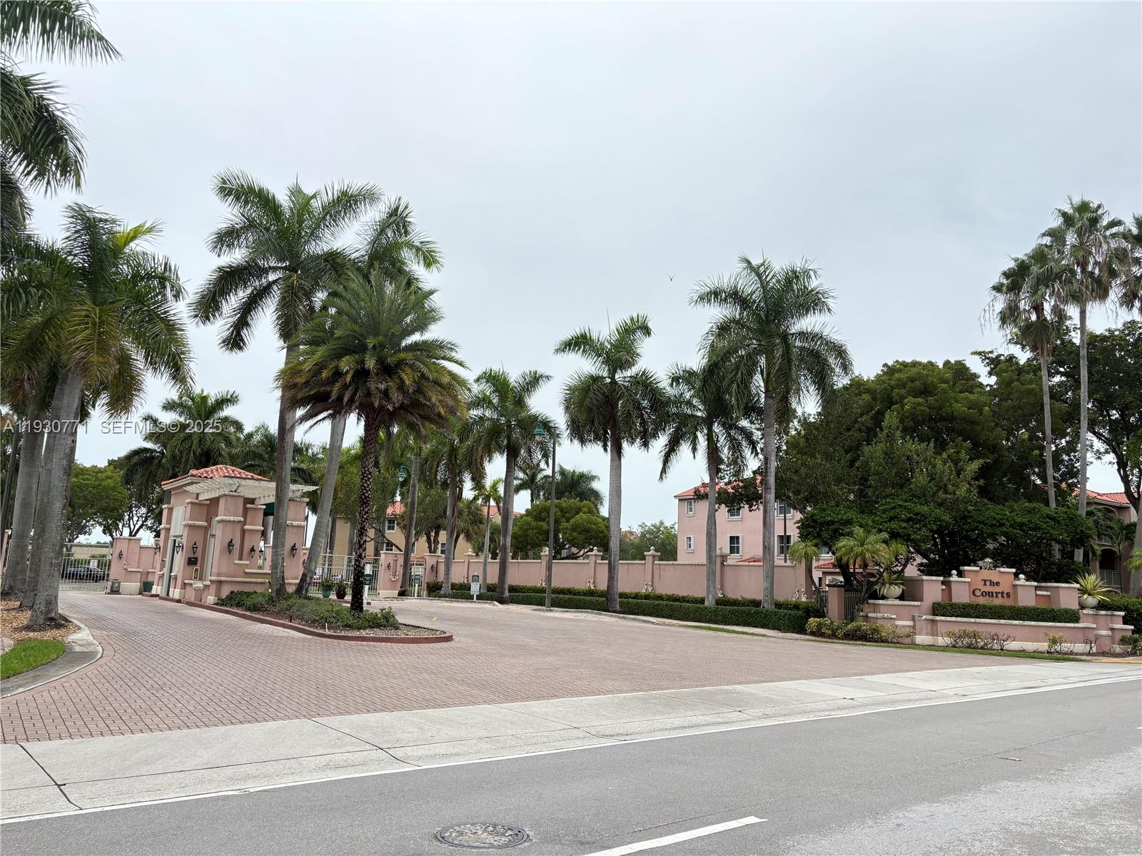 THE COURTS AT DORAL ISLES - Residential