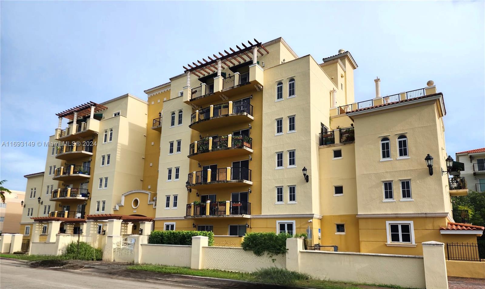 A JEWEL IN THE HEARTOF CORAL GABLES. ONE BEDROOM WITH LARGE WALK-IN CLOSET AND MASTER BATHROOM WITH BEAUTIFUL WHIRLPOOL TUB PLUS SECOND HALF-BATHROOM FOR GUESTS.
VERY HUGE PRIVATE TERRACE WITH VIEWS OF DOWNTOWN CORAL GABLES.BRAND NEW (never used) REFRIGERATOR. CLOTHES WASHER AND DRYER IN UNIT. ASSIGNED GARAGE PARKING SPACE PLUS STORAGE UNIT INCLUDED.WALK TO SHOPS, RESTAURANTS, GYMS, MUSEUMS, THEATERS AND FREE TROLLEY, IN FREEBEE
