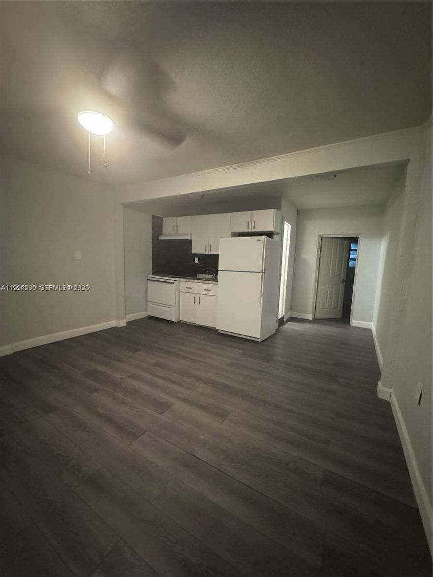 Lovely 1 bedroom 1 bathroom for rent in Miami. Enjoy the convenient location close to Arcola Lakes Park. Just minutes from the highway, whether you're heading to the beach or downtown this is an ideal location for small family, singles or students.