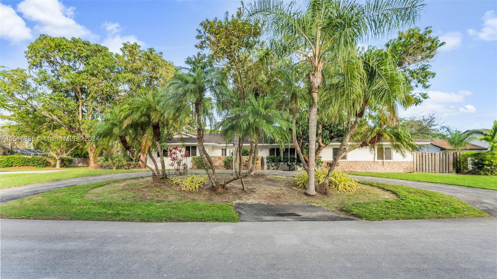 Property for Sale at 16001 Sw 81st Ave, Palmetto Bay, Miami-Dade County, Florida - Bedrooms: 6 
Bathrooms: 3  - $1,400,000