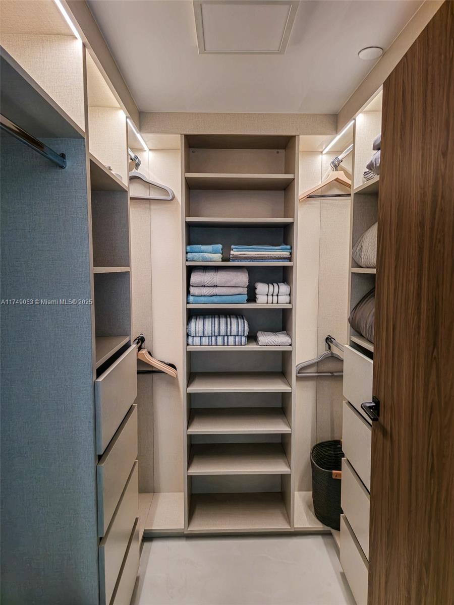 LA PERLA CONDO - Residential Lease