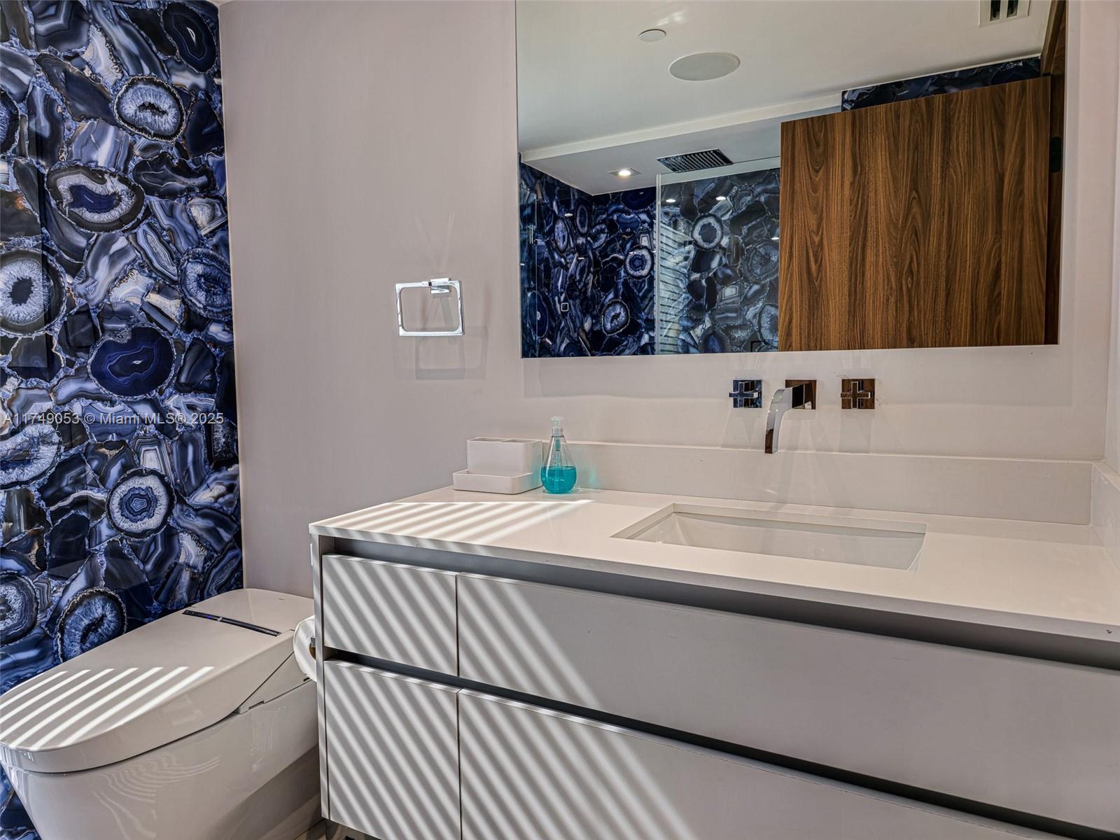 LA PERLA CONDO - Residential Lease