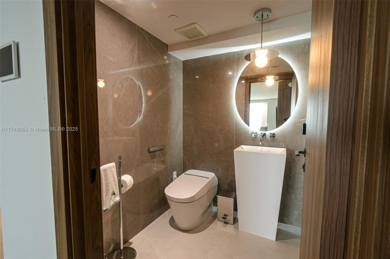 LA PERLA CONDO - Residential Lease