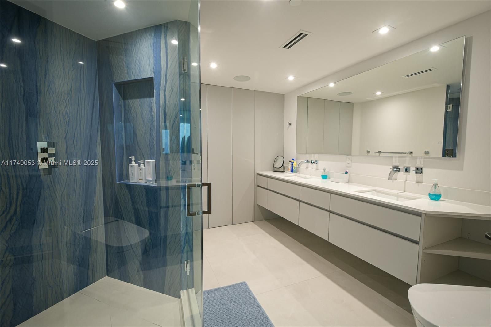 LA PERLA CONDO - Residential Lease