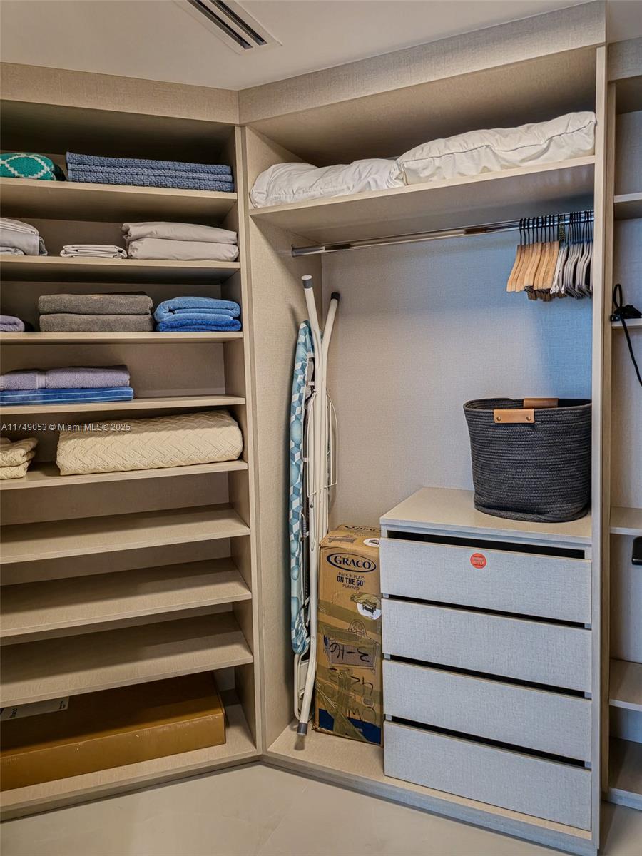 LA PERLA CONDO - Residential Lease