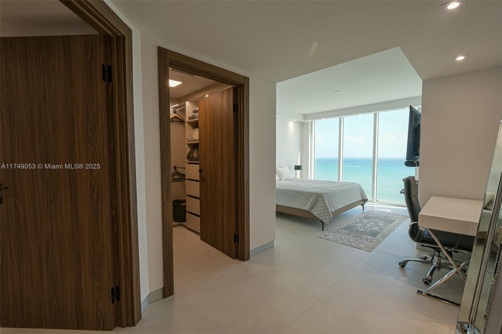 LA PERLA CONDO - Residential Lease