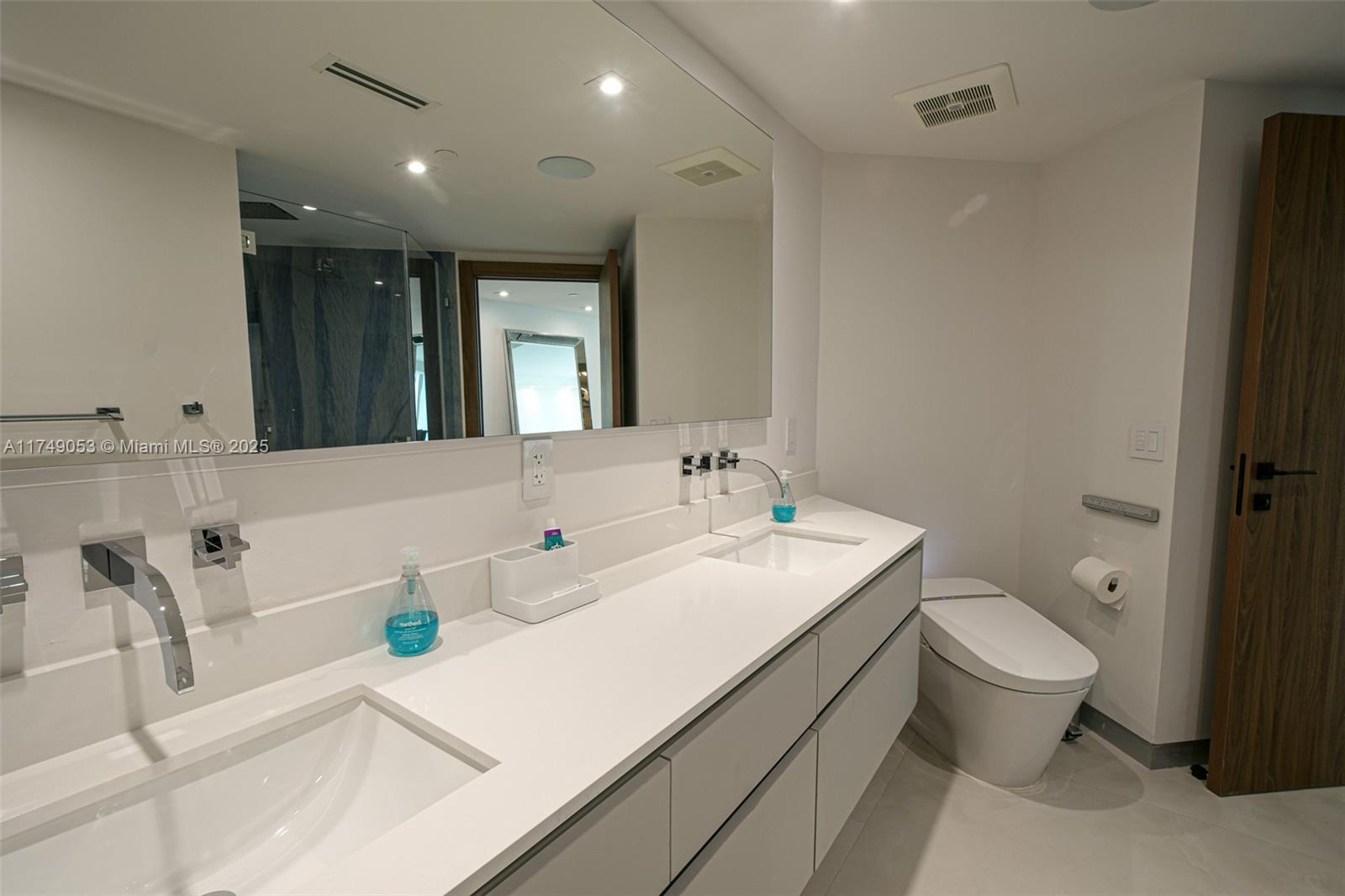 LA PERLA CONDO - Residential Lease