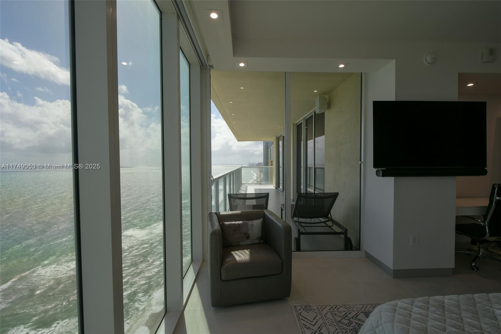 LA PERLA CONDO - Residential Lease