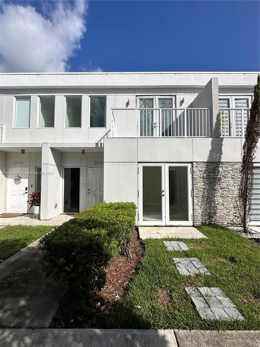 Beautiful and spacious townhouse with high ceilings, impact windows, and a modern open-concept kitchen. Features two master bedrooms, including one conveniently located on the first floor. Stylish, comfortable, and perfect for family living or guests. Ridiculously low HOA fee. Best value, you can rent it right away