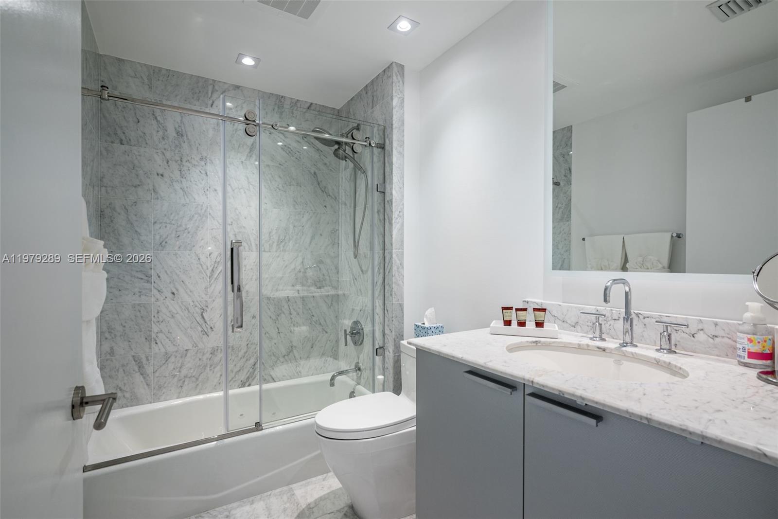 DIPLOMAT OCEANFRONT RESID - Residential Lease