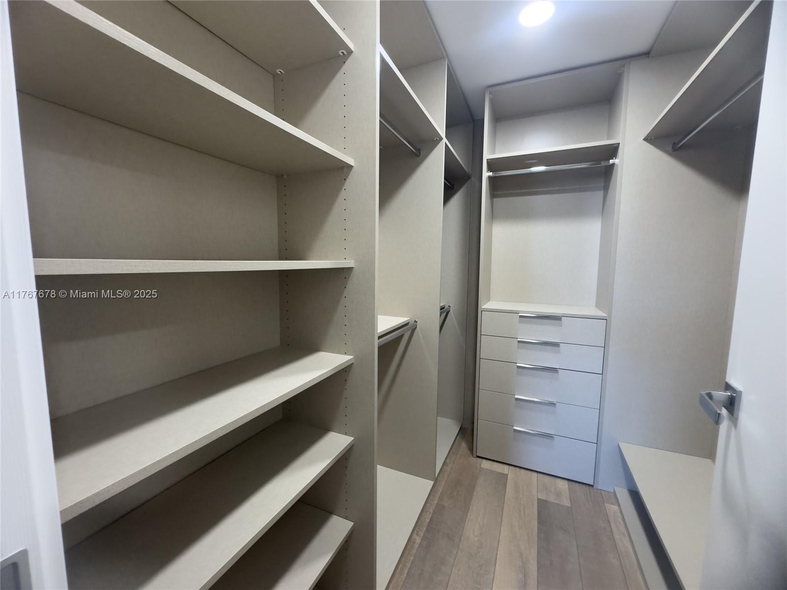 WINSTON TOWER 300 CONDO - Residential