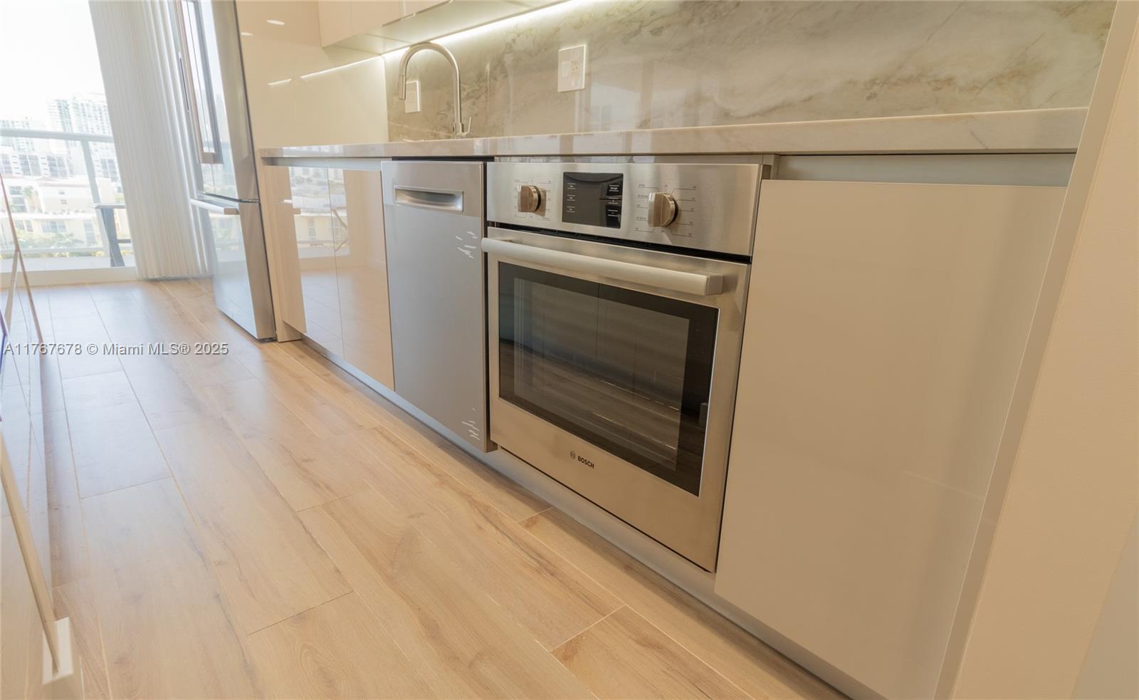 WINSTON TOWER 300 CONDO - Residential