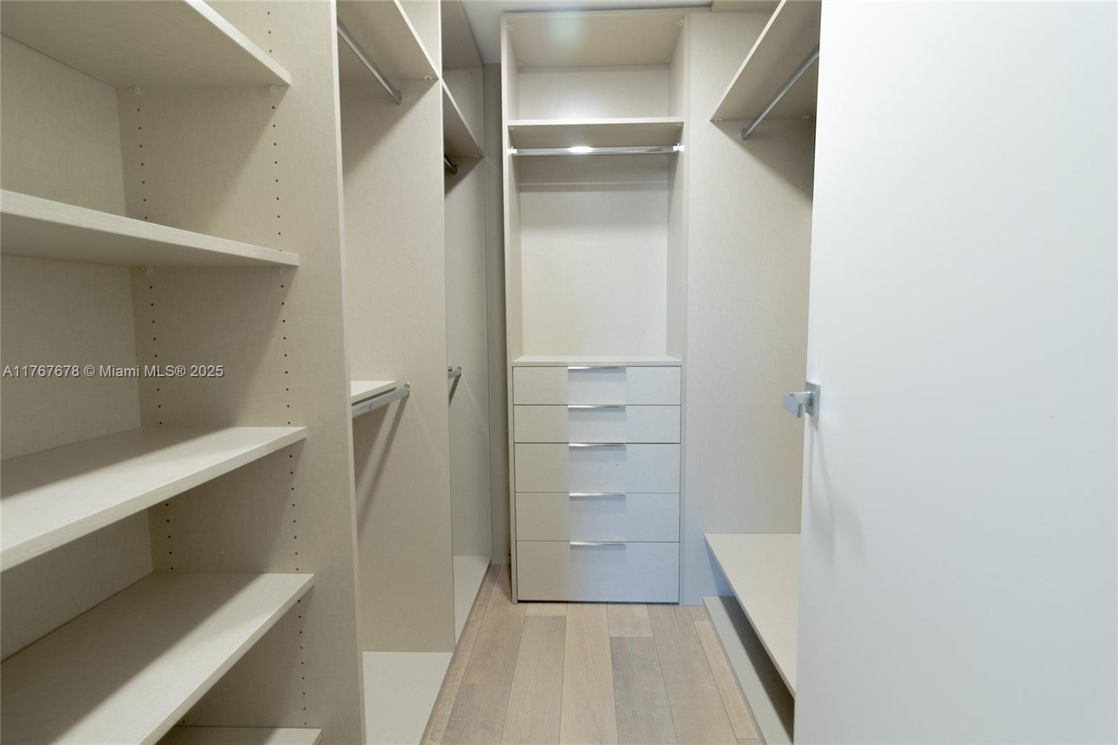 WINSTON TOWER 300 CONDO - Residential