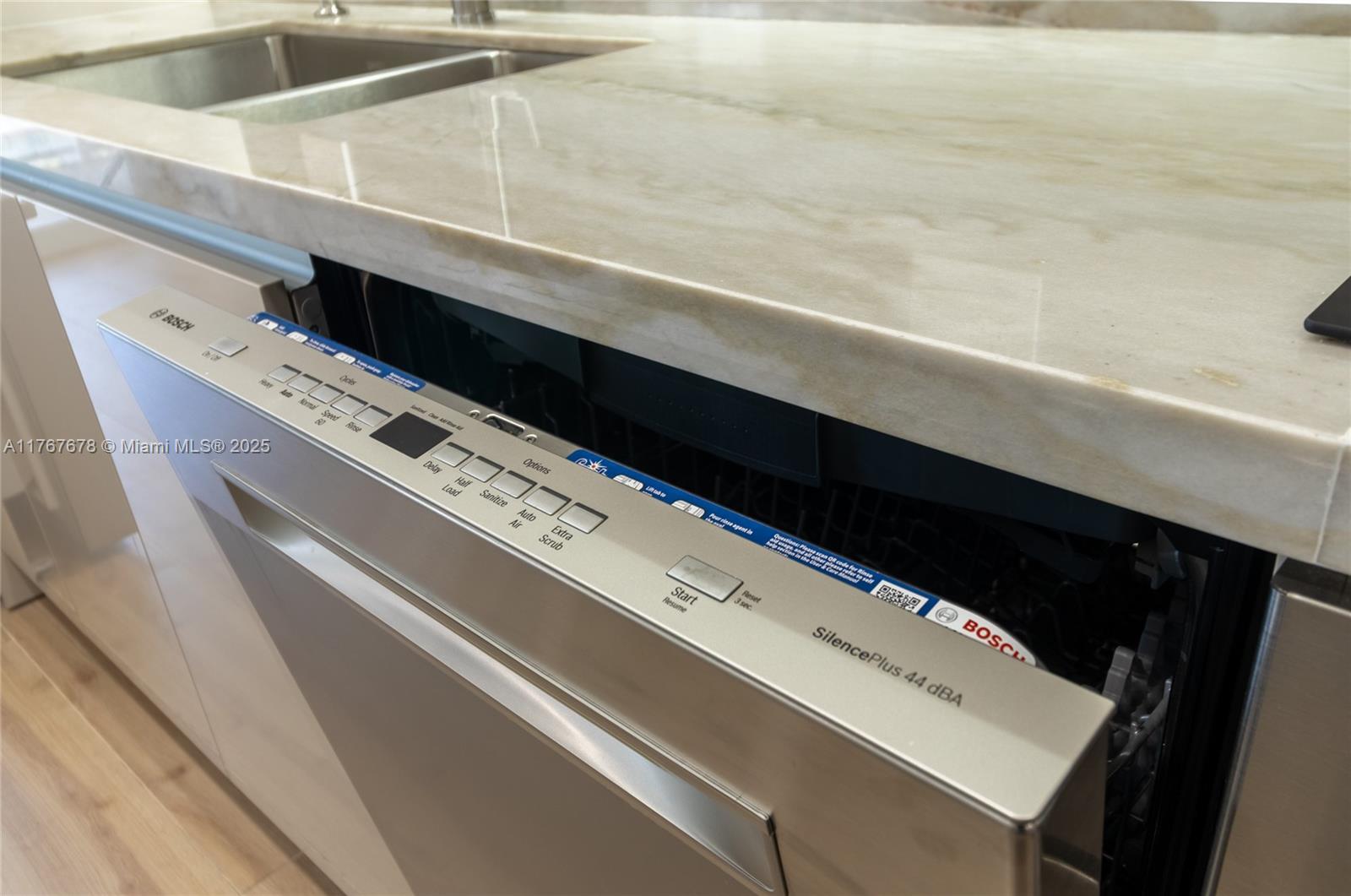 WINSTON TOWER 300 CONDO - Residential