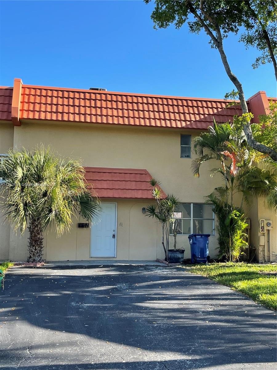 Rental Property at 7132 Nw 169th St 7132, Hialeah, Miami-Dade County, Florida - Bedrooms: 2 
Bathrooms: 3  - $2,800 MO.