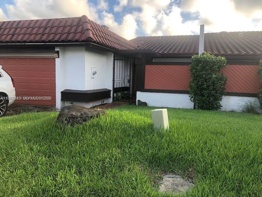 BEAUTIFULLY   RENOVATED SPACIOUS  3/3 VILLA WITH GARAGE. LOVELY PATIO AND  SPACIOUS YARD. CLOSE TO SHOPPING AND EXPRESSWAYS. FEELS LIKE A HOUSE. LOW HOA MAINTENANCE. SELLER  IS MOTIVATED! CAN BE FURNISHED OR UNFURNISHED. CAN BE RENTED IMMEDIATELY MUTIPLE TIMES.