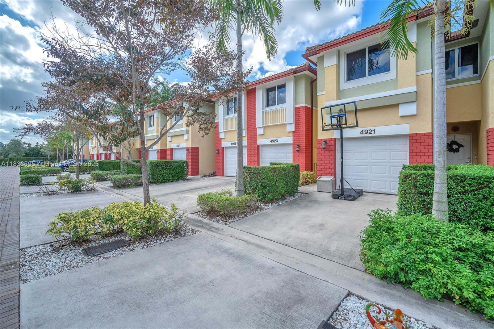 4923 SW 66th Ter 4923