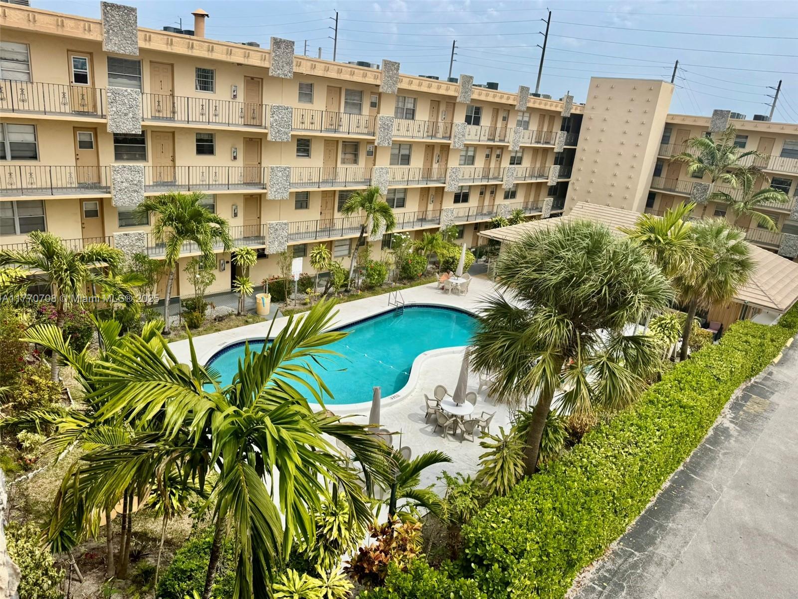 Property for Sale at 2145 Pierce St 403, Hollywood, Broward County, Florida - Bedrooms: 1 
Bathrooms: 1  - $118,000