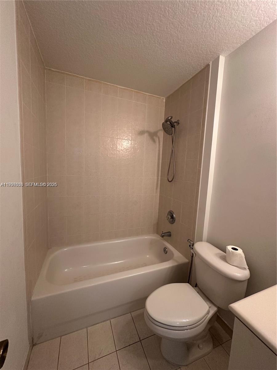 VILLAS AT HARBOR ISLES CO - Residential Lease