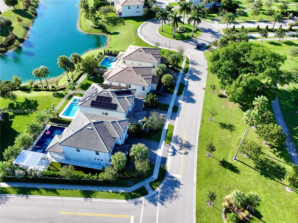 Photo of Hollywood, FL 33021 (MLS # A12024953)